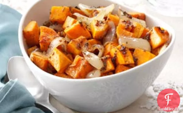 Salat mit gerösteten Süßkartoffeln und Zwiebeln