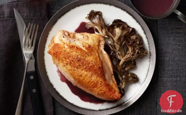 Gebratenes Hähnchen und Champignons mit Rotweinsauce