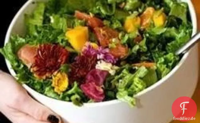 Salat mit Mango, Orange, Grapefruit, Avocado und Pistazien