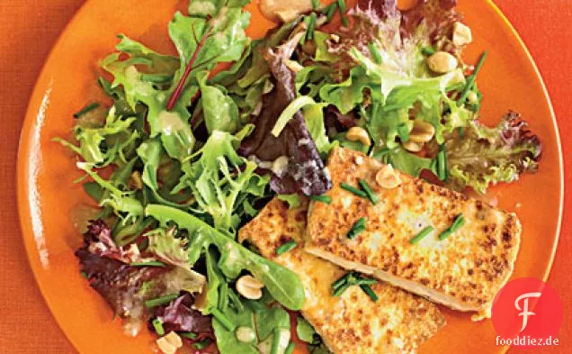 Pan-Knusprigen Tofu mit Gemüse und Erdnuss-Dressing