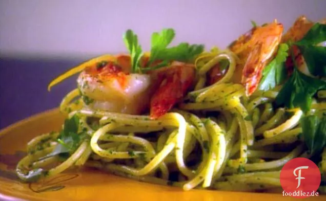 Spaghetti mit Rucola-Pesto und angebratenen Jumbo-Garnelen
