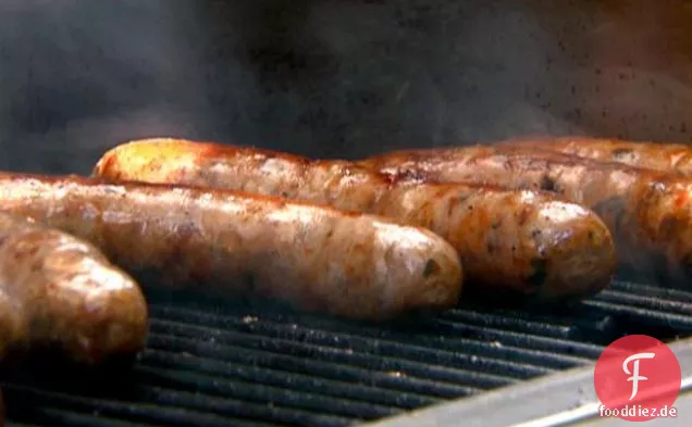 Gegrillte pochierte Würstchen mit gerösteten Paprikaschoten und Zwiebeln