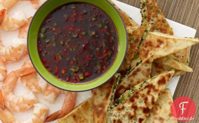 Süß-würzige asiatische Dip-Sauce mit Sesam-Schalotten-Fladenbrot und Garnelen