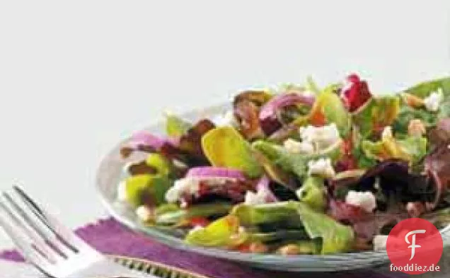 Gemischter Salat mit Pinienkernen