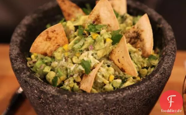 Geröstete Mais-Guacamole mit nach Kreuzkümmel duftenden Tortillachips (Südwest-Snack)