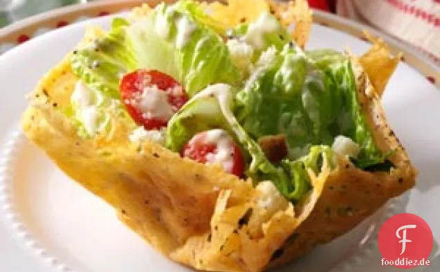 Caesar Salat in gepfefferten Parmesanschalen