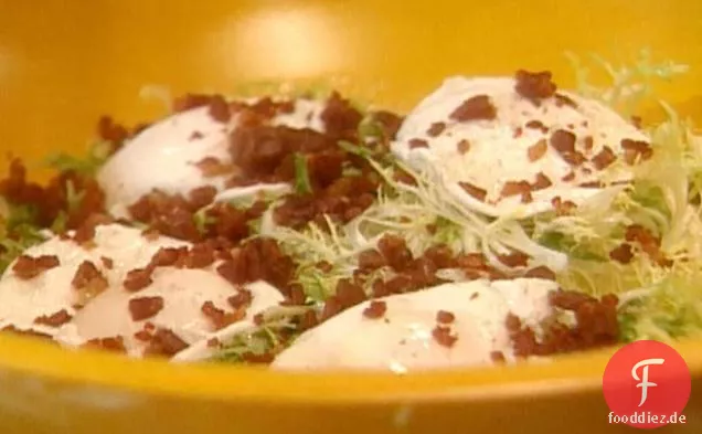 Bitteres Gemüse mit pochiertem Ei und Schinkenstückchen