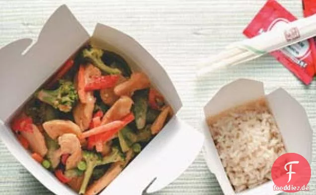 Thailändisches Hühnchen unter Rühren braten