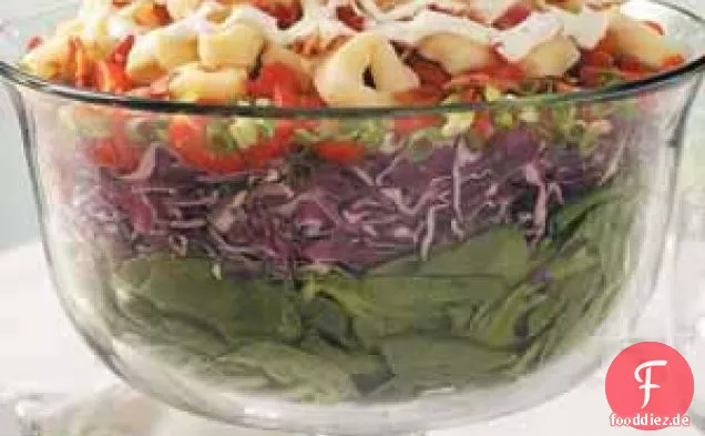 Geschichteter Tortellini-Spinat-Salat