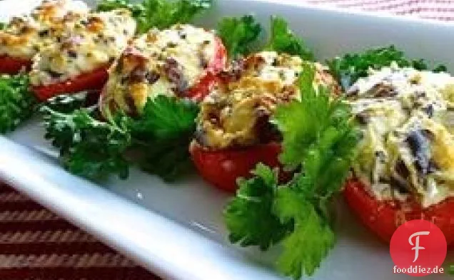 Langsam geröstete Tomaten mit Feta, Oliven und Pinienkernen