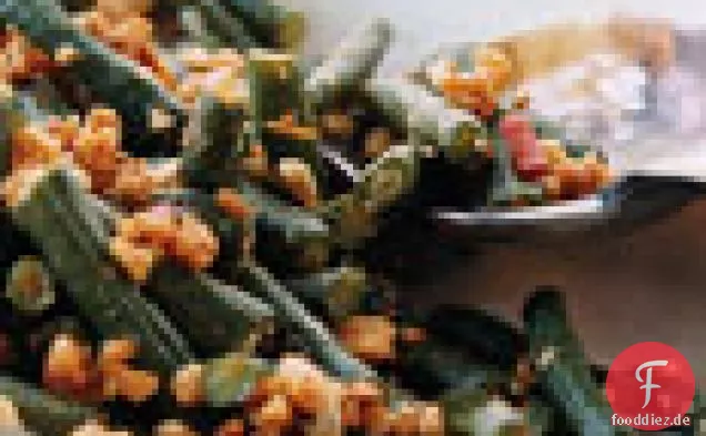 Würzig gebratene chinesische lange Bohnen mit Erdnüssen