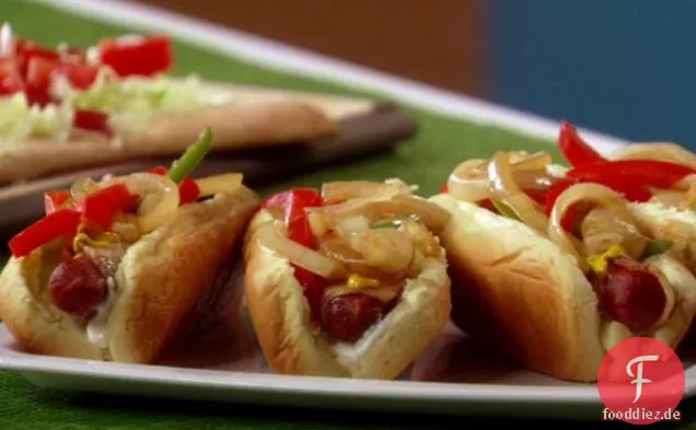 Voll beladene Hot Dogs im Speckmantel