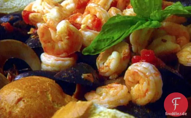 Muscheln, Venusmuscheln und Garnelen in würziger Brühe