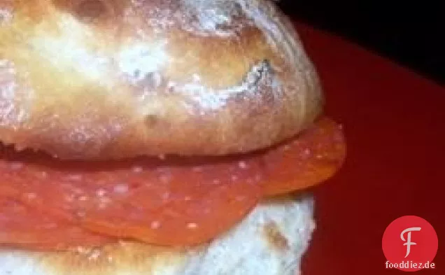 Mit Peperoni gefülltes Brot