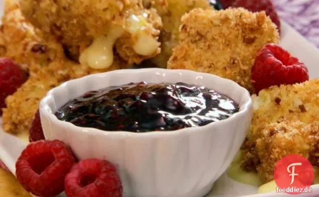 Gebratener Brie mit Pekannusskruste und Himbeersauce
