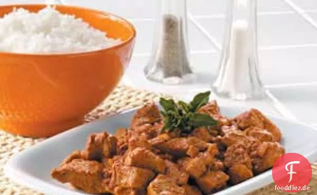 Geschmortes Schweinefleisch mit roter Chilisauce
