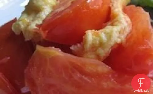 Tomaten und Eier unter Rühren braten