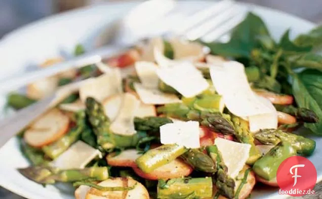 Gegrillte Kartoffeln und Spargel mit basilikum und Parmesan