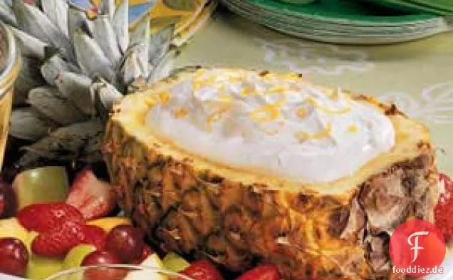 Ananasboot mit flauschigem Fruchtdip