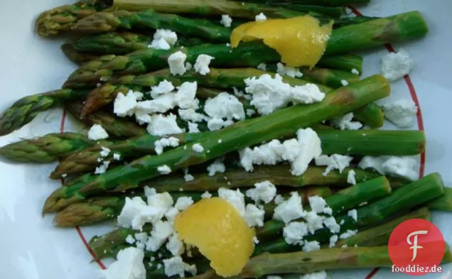 Zitronig gedämpfter Spargel mit zerbröckeltem Feta (oder geriebenem Parmesan)