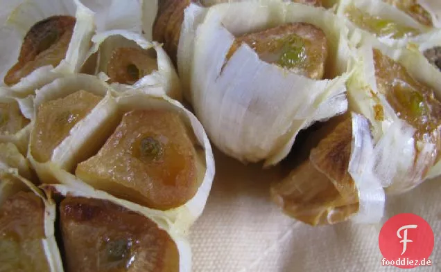 Gegrillter Spargel mit gerösteter Knoblauchessige
