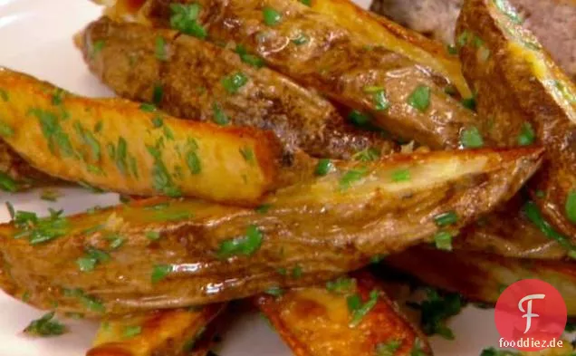 Butter-Knoblauch-Ofenpommes mit Kräutern