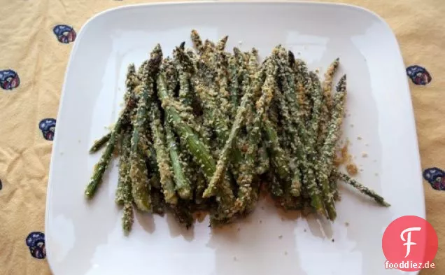 Gerösteter Sesam und Panko überzogener Spargel mit Soja-Ingwer-Nieselregen