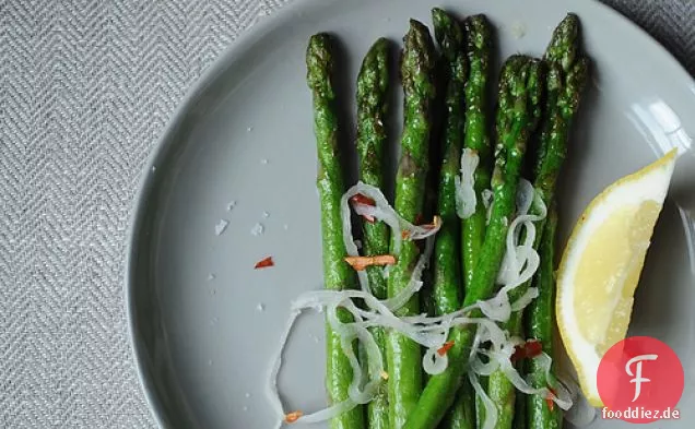 Spargel mit Schalotten, Chilis und Zitrone