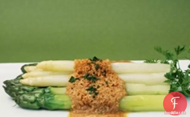 Spargel mit braunen Butterbrotkrumen