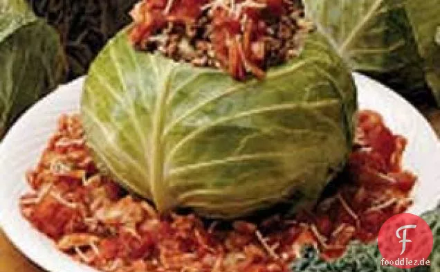 Gefüllter ganzer Kohl