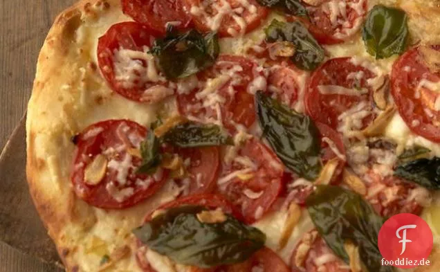 Pizza mit frischen Tomaten und Basilikum