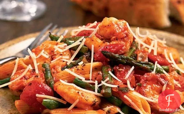 Garnelen, Spargel und Penne-Nudeln
