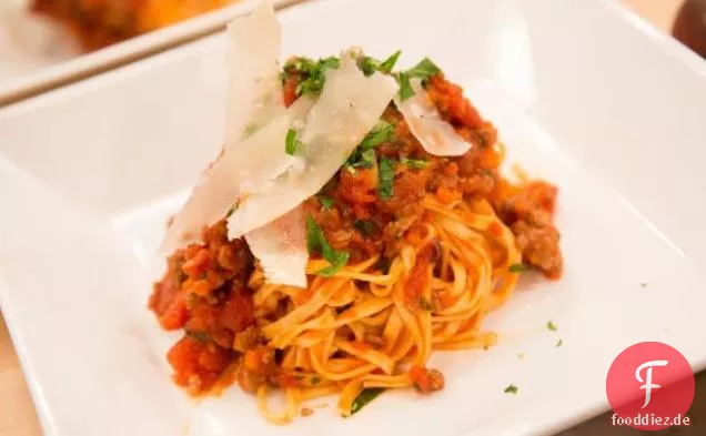 Linguini Bolognese mit Speck, Rindfleisch, Tomatensauce, Kräutern und Parmesan