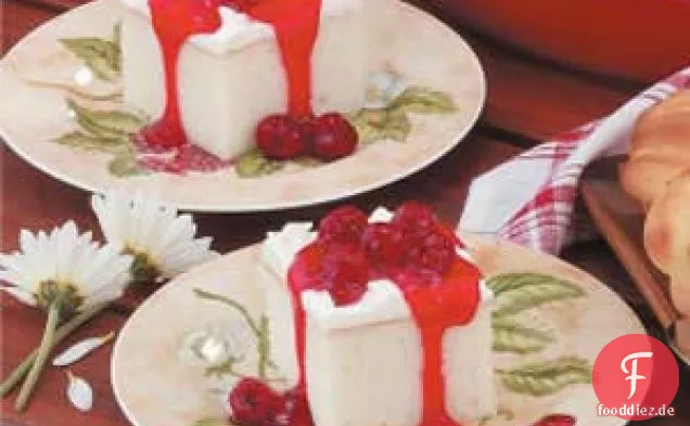 Weißer Kuchen mit Himbeersauce