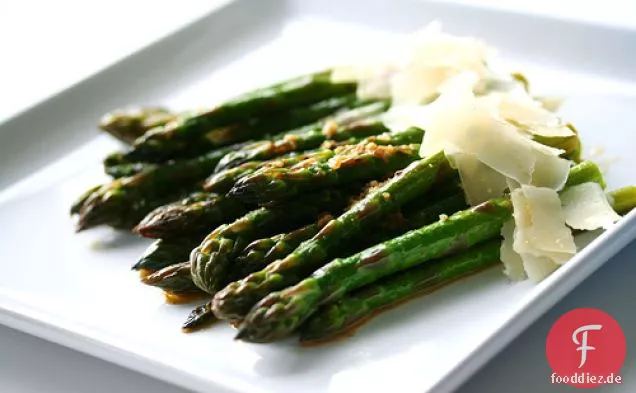 Langsame Butter geschmorter Spargel