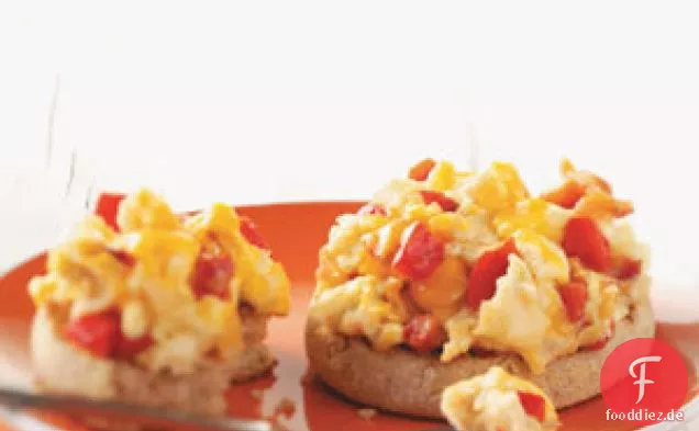Muffins mit geröstetem Pfeffer, Speck und Eiern