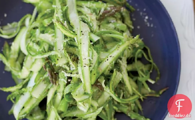 Rasierter roher Spargel mit Parmesandressing