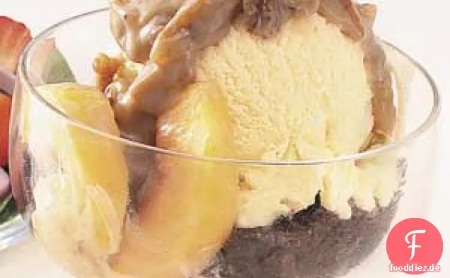 Pralinen-Pfirsich-Brownie-Eisbecher