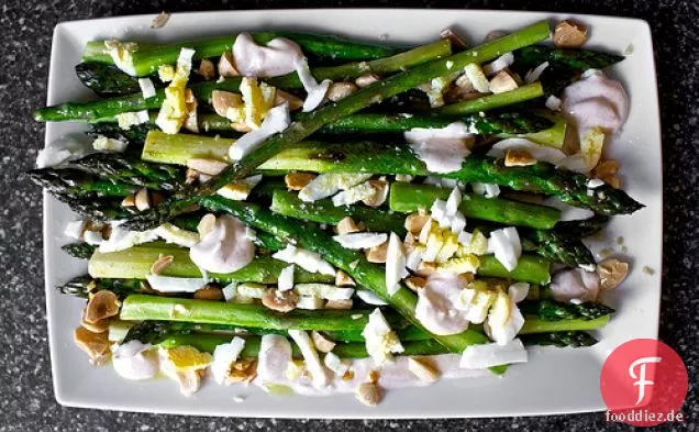 Gerösteter Spargel mit rauchigem Zitronenjoghurt, gehackten Eiern und Toa
