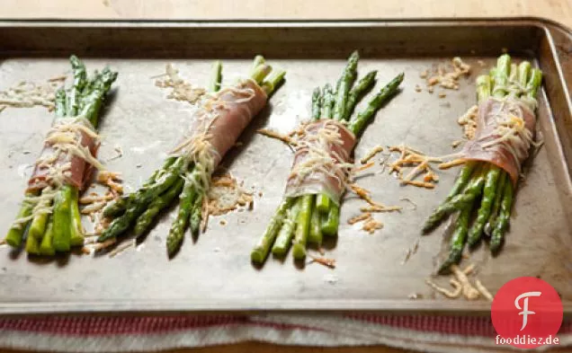Mit Schinken umwickelter Spargel