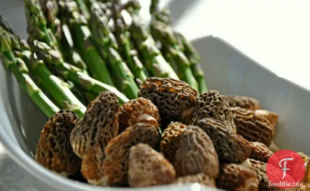 Frische Morcheln und Spargel