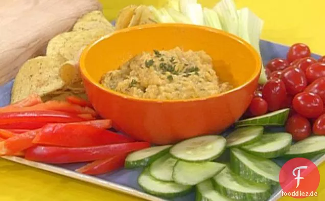Zitronen-Knoblauch-Kichererbsen-Dip mit Gemüse und Pommes Frites