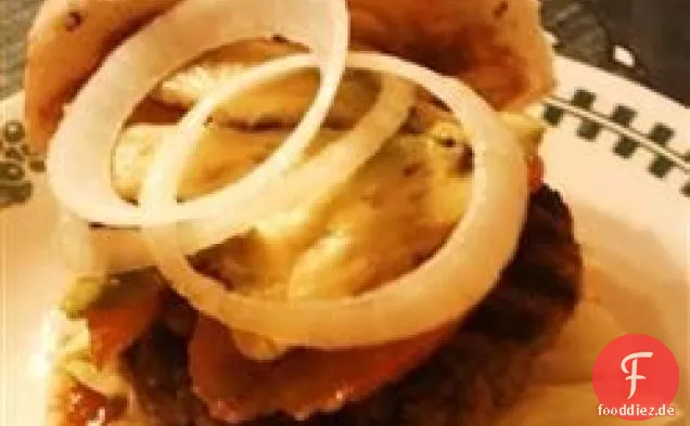 Burger mit sonnengetrockneten Tomaten und Blauschimmelkäse