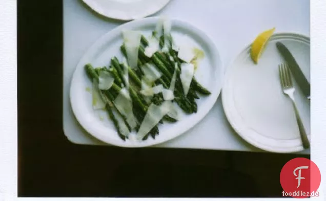 Gebratener Spargel mit Walnusscrema und Pecorino