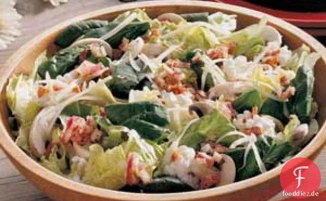 Salat mit zwei Käsesorten