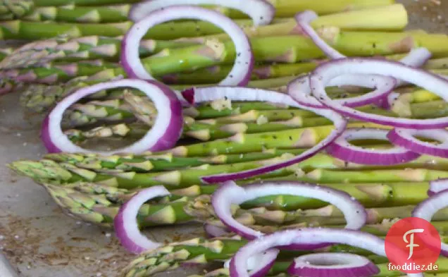 Spargel Mit Geröstetem Knoblauch, Olivenöl Und Roten Zwiebeln