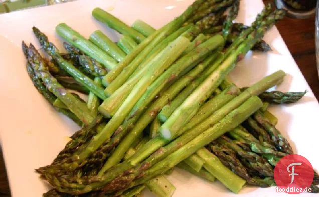 Spargel mit gerösteten Schalotten und Cayennepfeffer