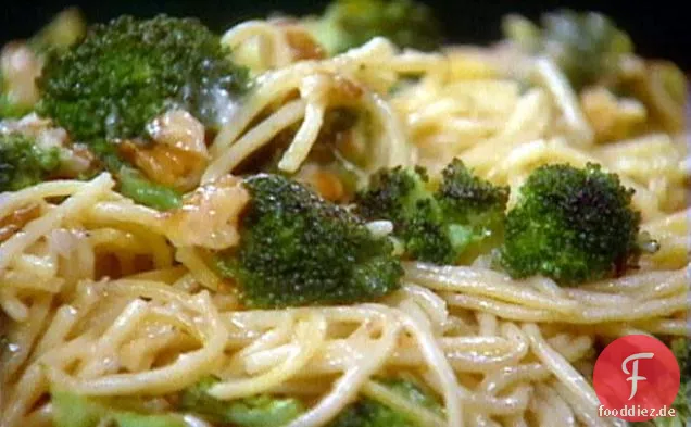 Spaghetti mit Brokkoli, Brie und Walnüssen