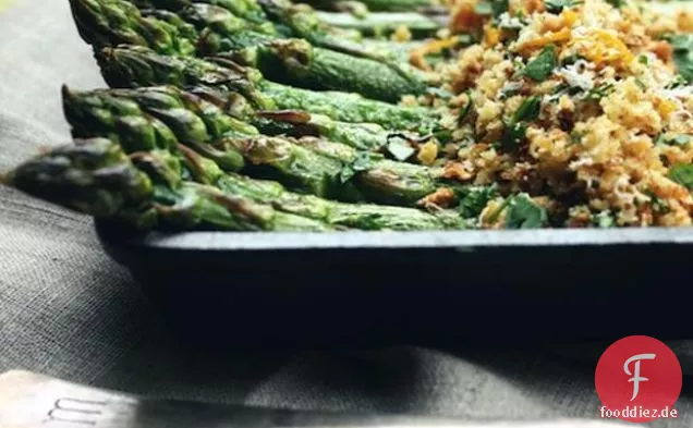 Gerösteter Spargel mit gerösteten Semmelbröseln
