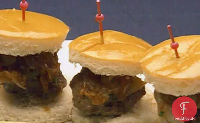 Kobe Bleu Käse Mini-Burger mit Cipollini Zwiebeln in Balsamico-Reduktion
